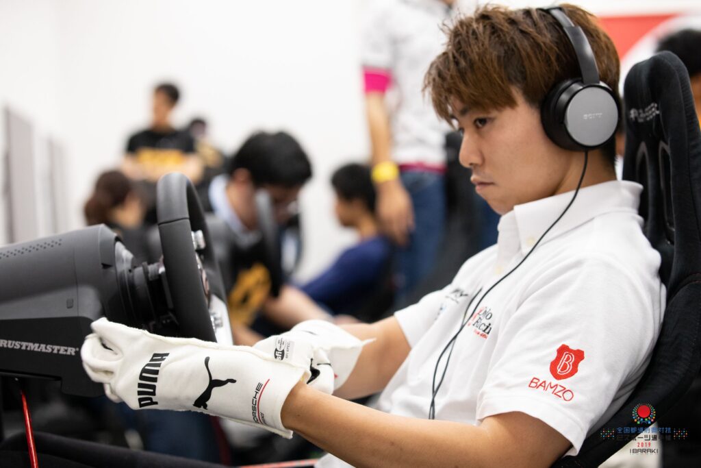 実車レース経験をバーチャル業界に活かす、ゼネラリスト岡田衛の戦略